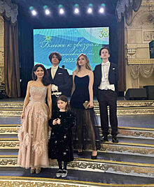 Красивые и счастливые : Екатерина Климова со своими детьми на балу