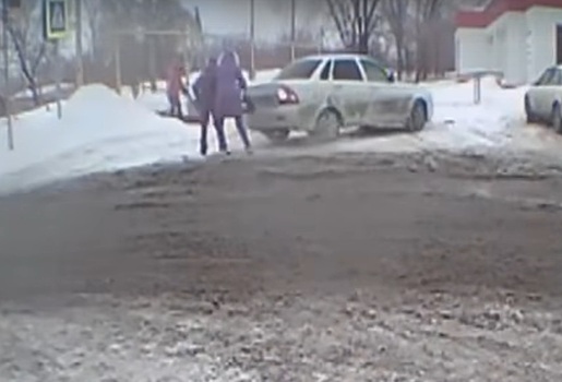 Видео момента ДТП: в Сызрани водитель «Приоры» сбил местную жительницу