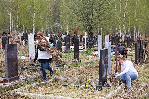 Активисты ЕР привели в порядок воинские захоронения в регионах