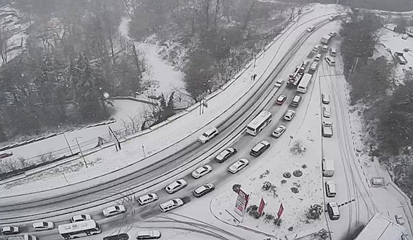 Туристы массово покидают Сочи