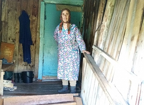 Общественники добиваются переселения 84-летней женщины из аварийного жилья в Краснобаковском районе