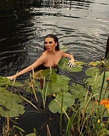 Анна Седокова, Карина Аракелян и другие блогеры массово публикуют «голые» снимки на природе — что происходит
