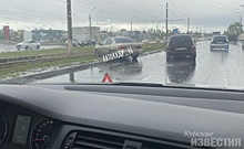 В Курске автомобиль после ДТП вылетел на рельсы