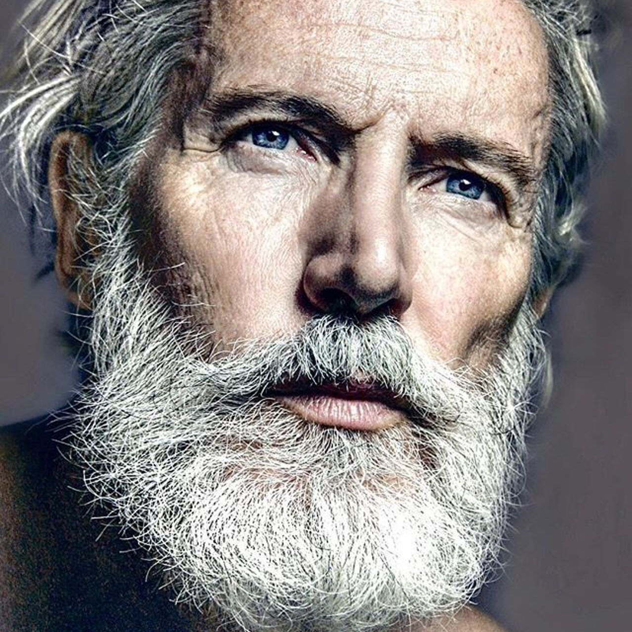 Модная седая борода. Рон джек фоули. Беард грей. Седовласый мужчина. Седая, короткая борода.