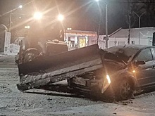 В Воронеже трактор ковшом раскурочил иномарку