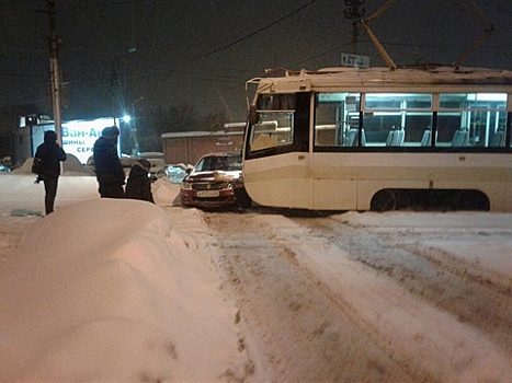 В Саратове трамвай врезался в Renault Logan