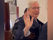 Сенатор США Макконнелл упал вместо ответа на вопрос о мигрантах