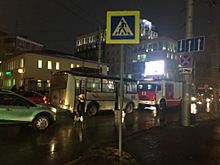 25-летний мужчина попал под колеса маршрутки на площади Победы