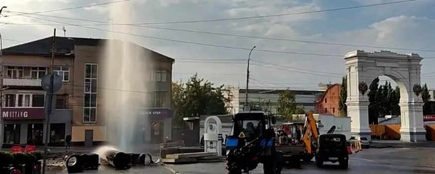 В Саратове у Триумфальной арки вновь забил коммунальный фонтан