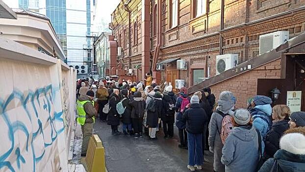 В центре Екатеринбурга ради корейской еды собралась толпа подростков