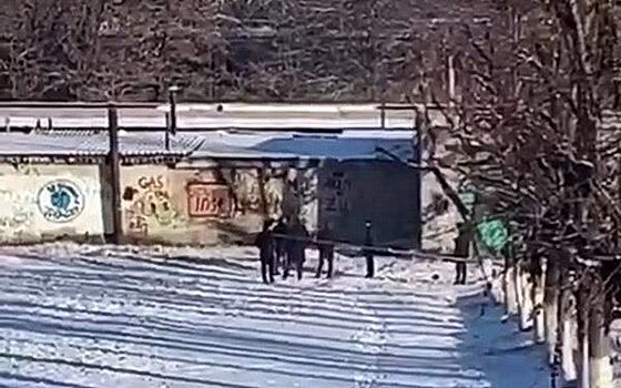 Случайные прохожие нашли труп мужчины на территории школы во Владикавказе
