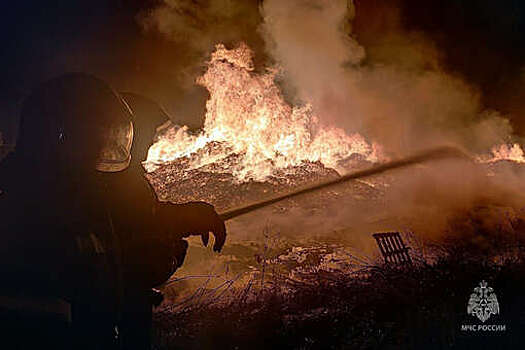 МЧС сообщило об увеличении площади пожара в Челябинске до 800 кв. м