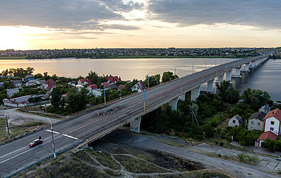 Не менее 15 человек пострадали из-за обстрела ВСУ из РСЗО HIMARS Антоновского моста