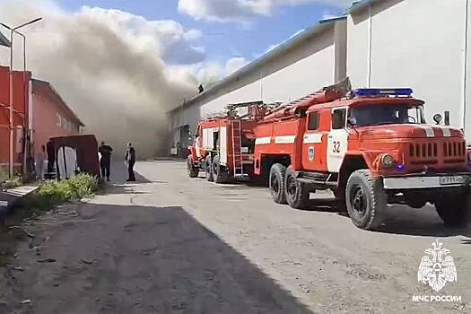 Склад с хозтоварами загорелся в российском городе