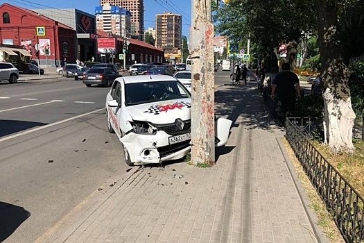 В центре Ростова водитель такси врезался в «Порше-Бокстер», а затем протаранил столб