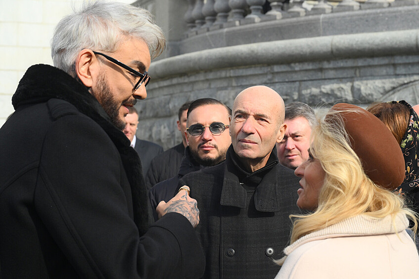 Певец Филипп Киркоров и композитор Игорь Крутой у храма Христа Спасителя, где прошло отпевание народного артиста России Бедроса Киркорова, 21 марта 2025 года