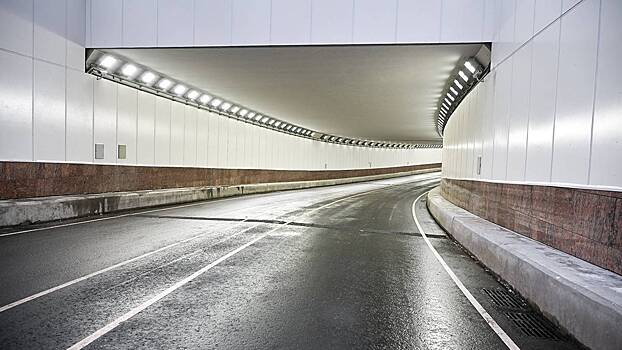 BMW и грузовик врезались в Лефортовском тоннеле в Москве