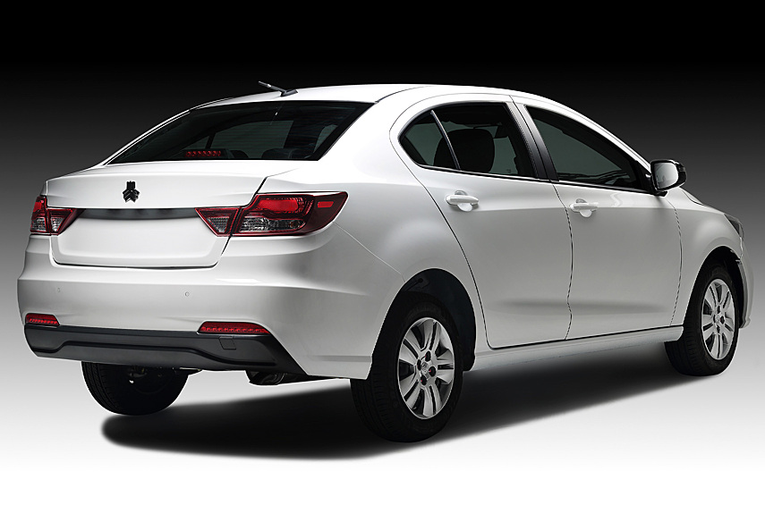 Седан построен на немолодой платформе Toyota B и оснащён 112-сильным турбомотором объёмом 1,5 литра в паре с пятиступенчатой механической коробкой передач