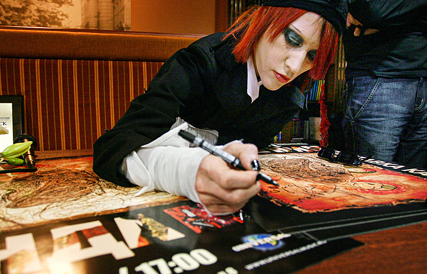 Певица Линда дает автографы на презентации своей выставки картин, 2005 год