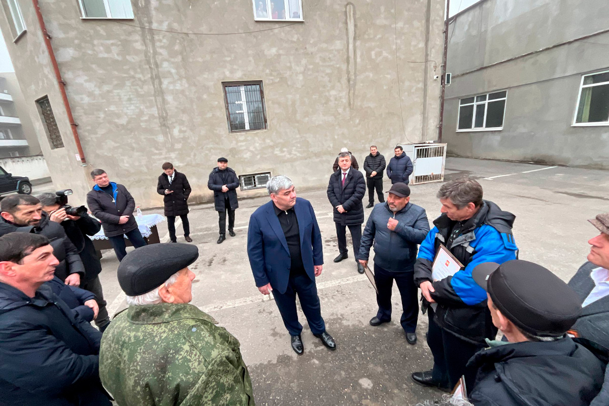 Глава КБР Казбек Коков поблагодарил специалистов аварийной бригады за оперативное устранение аварии на магистральном водопроводе в Нальчике