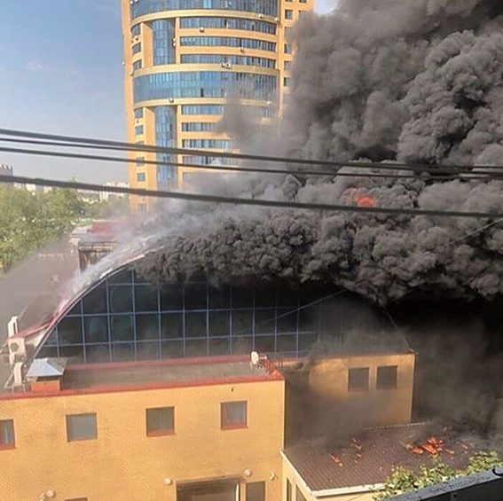 По словам очевидцев, горит здание, которое находится на Лесной улице
