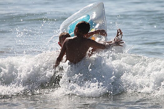 В Анапе на всех пляжах запретили плавать в море на надувных матрасах и катамаранах