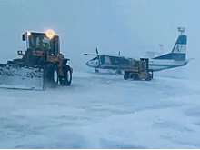 Снегоуборочная машина повредила самолет и кабель аэропорта в Норильске