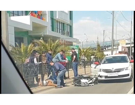 В Сочи на видео попало ДТП с такси и скутером