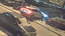 Водитель протаранил половину машин на парковке в Ижевске
