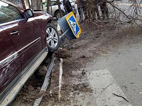 Водитель иномарки снёс знак и дерево на пешеходном переходе в центре Читы