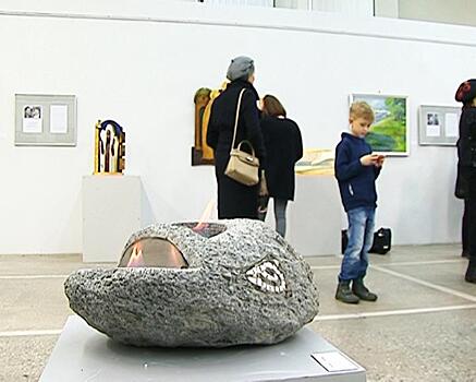 В Калининграде открылась выставка скульптур, наполненных теплом