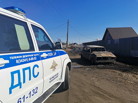 В Свердловской области инспекторы ГИБДД помогли водителю выбраться из горящего автомобиля