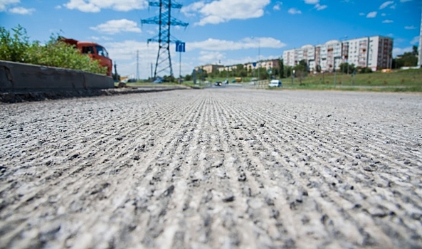 На улице Полины Осипенко в Волгограде обновляют второй участок дороги
