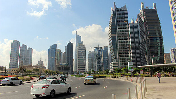 В Дубае на автомобили упал строительный кран
