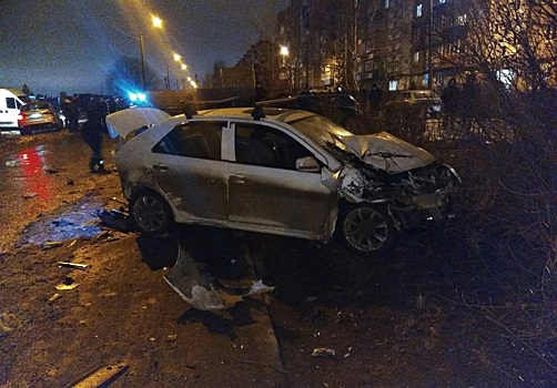 Новогодний «подарок»: фура протаранила девять припаркованных машин в Автозаводском районе (ФОТО)