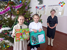 Заместители губернатора Шумкова подарили детям микроскоп, коньки и миксер