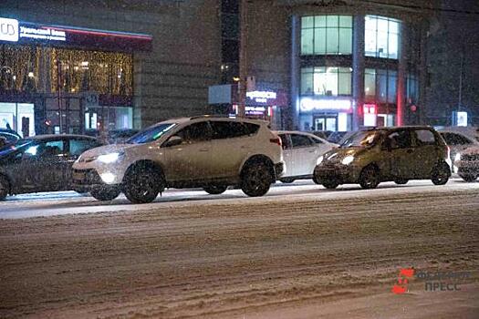 Сильный снегопад парализовал движение в Красноярске