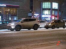 Сильный снегопад парализовал движение в Красноярске