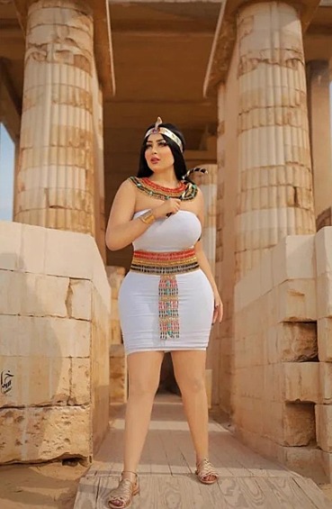 Фотохудожник, имя которого не сообщается, устроил возле одной из старейших гробниц — пирамиды Джосера, которой более 4000 лет, откровенную фотосессию с пышнотелой моделью. 