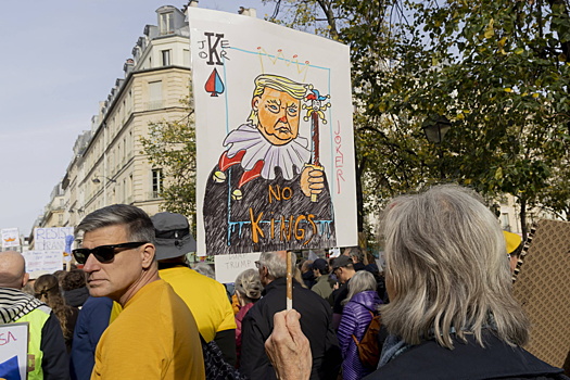 В США начались многотысячные митинги против Трампа