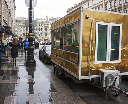 Золотой прицеп-отель вернулся в центр города – на этот раз на улицу Марата
