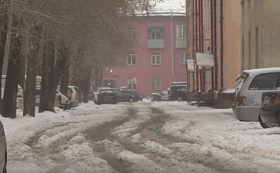 Плохо убирают снег во дворах Новосибирска