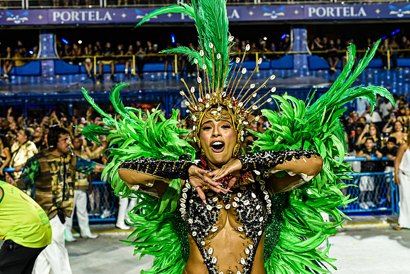 Участница карнавала на параде в Рио-де-Жанейро