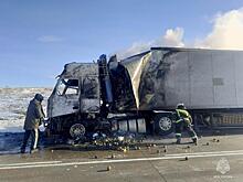 Фура вспыхнула на трассе в Забайкалье