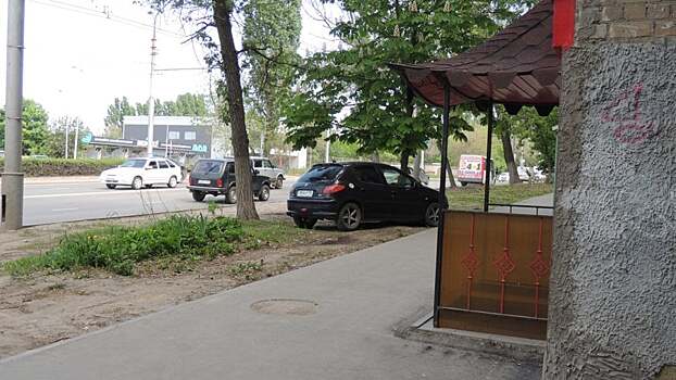 В Саратове автохам припарковался на «остатках газона»