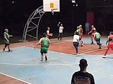 Женщина избила палкой мужа-баскетболиста прямо во время игры