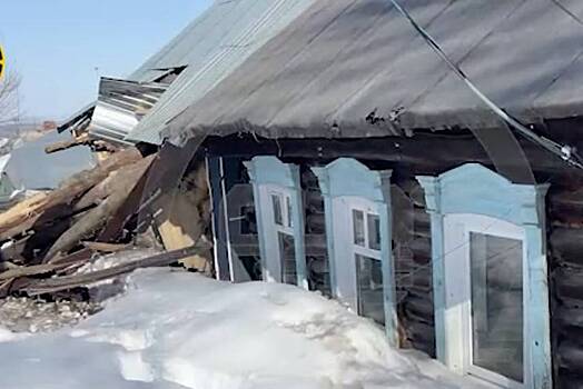 В российском городе водитель бульдозера снес дом с двумя детьми внутри