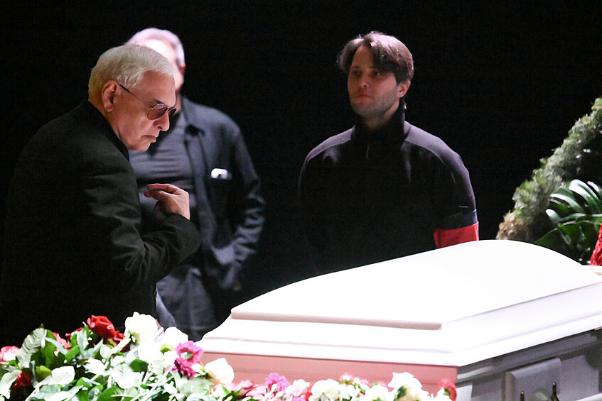 Генеральный директор киноконцерна "Мосфильм" Карен Шахназаров на церемонии прощания с народной артисткой РФ Верой Алентовой в Московском драматическом театре имени А.С. Пушкина, 29 декабря 2025 года