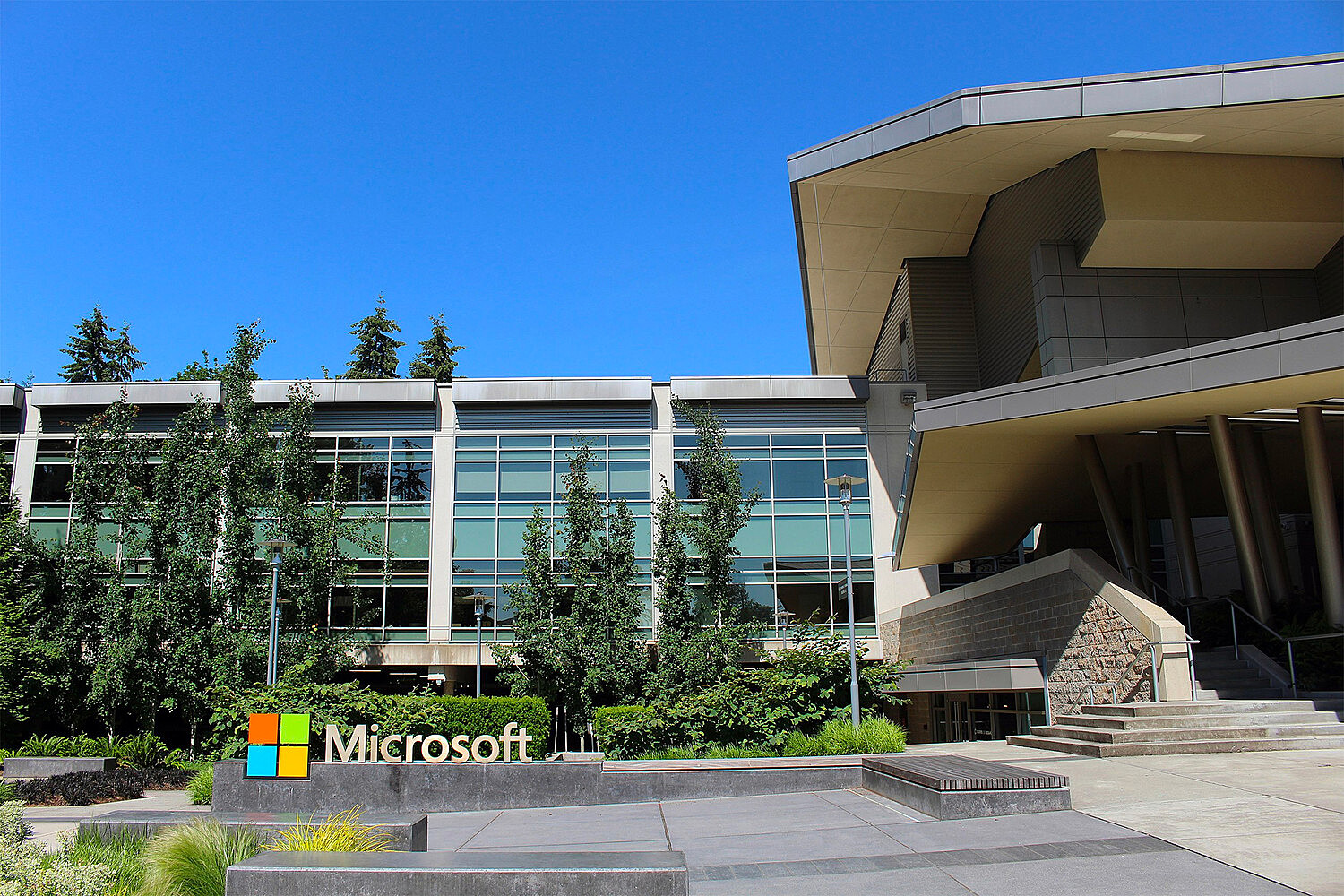 Microsoft объявила о постепенном сворачивании бизнеса в России