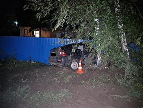 В Самарской области два человека пострадали во врезавшейся в столб Lada Priora